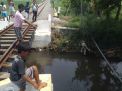Wanita Pejalan Kaki ini Tewas Tersambar KA hingga Terlempar ke Sungai