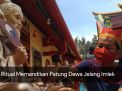 Video: Ritual Memandikan Patung Dewa Jelang Imlek