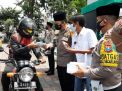 PWI Bareng Polres Gresik Bagikan Masker ke Jemaah Masjid Agung
