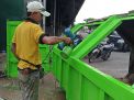Melihat Perawatan Bak Truk Sampah di PIOS