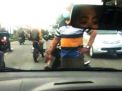 Video Pemotor Ancam Pengemudi Wanita dengan Paving Viral di Gresik