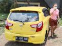 Seorang Wanita Kehilangan 4 Pelek dan Ban Mobil Usai Karaoke di Kota Batu
