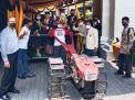 Wisudawan Terbaik UWKS ini Naik Traktor Bajak Sawah Saat Wisuda Drive Thru