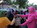 Bagi Takjil, Ibu-ibu Bhayangkari Magetan Sampaikan Pesan Kamtibmas
