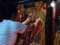 Sambut Imlek, Umat Khonghucu di Tulungagung Ritual Ganti Baju Dewa