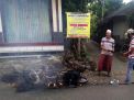 Rampas Tas Isi Uang Rp 2 Ribu, Jambret Dihajar Warga, Motornya Dibakar