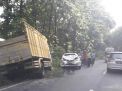 Mobil Toyota Limo Berpenumpang Satu Keluarga Tabrak Truk di Jombang