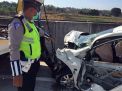 Pengemudi Diduga Mengantuk, Honda Brio Ringsek Tabrak Truk di Tol Sumo