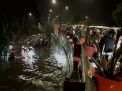 Surabaya Diguyur Hujan, Banjir, Kemacetan Tak Terbendung