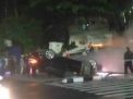 Tabrak Tiang Rambu, Mobil Sedan Terbalik