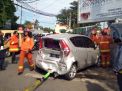 Diduga Diseruduk Pajero, Mobil Splash Tabrak Tembok Stasiun Wonokromo