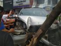 Pengemudi Ngantuk, Toyota Rush Hantam Pohon
