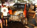 Pikap Hantam Mobil dan Gerobak Nasgor, Pengemudi Terjepit Kabin