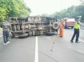 Kecelakaan Juga Terjadi di Tol Waru-Dupak, Truk Boks Terguling