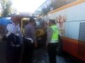 Dump Truk 'Cium' Bodi Bus Harapan Jaya di Kota Blitar