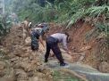 Tertimbun Longsor, Jalan Penghubung Dua Desa di Kediri Terputus