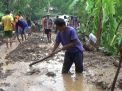 Jalan Penghubung Dua Desa di Tulungagung Tertutup Material Longsor