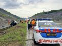 Mobil Luxio Terguling Setelah Tabrak Tebing di Tol Malang-Pandaan