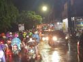 Air Sungai Meluap ke Jalan, Balongsari-Sememi Surabaya Macet Parah