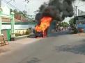 Mobil Suzuki Carry Hangus Terbakar di Paiton, Probolinggo