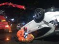 Tabrak Pohon saat Putar Balik di Surabaya, Mobil Honda CRV Terbalik