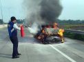 Mobil Mitsubishi Mirage Hangus Terbakar di Tol Pandaan-Malang