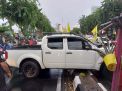Mobil Nissan Tabrak Pagar Pembatas Jalan Urip Sumoharjo, Surabaya