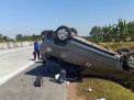Toyota Innova Terbalik di Tol SuMo, Empat Penumpang Terluka