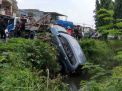 Diduga Pengemudi Lupa Pasang Handrem, Mobil Terperosok ke Sungai