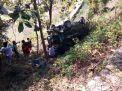 Sopir Salah Injak Pedal Gas, Mobil Carry Terjun ke Jurang