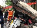 Tembok 4 Ruko Ambruk di Surabaya, Dua Motor Tertimpa Reruntuhan
