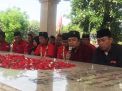 PDIP Surabaya Kenang Kisah WR Soepratman & Sumpah Pemuda dengan Ziarah