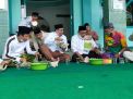 Machfud Arifin Nikmati Nasi Bungkus Bareng Warga Usai Salat Jumat
