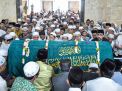 Foto: Machfud Arifin Ikuti Proses Pemakaman KH Ubaidillah