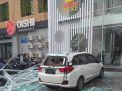 Mobilio ini Rusak Parah Tertimpa Reruntuhan Bangunan Ruko di Surabaya