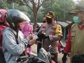 Hari Bhayangkara ke-74, Polisi Bagi Masker Gratis di Pacet Mojokerto
