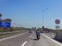 Pemotor Berkopiah dan Bersarung Ngebut di Tol Warugunung Surabaya