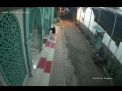 Viral Pria Bersarung & Berpeci Curi Uang Kotak Amal Masjid di Surabaya