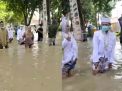 Beredar Video Pasangan Pengantin Terobos Banjir, Disebut di Gresik