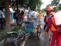 Pengayuhnya Meninggal Mendadak, Becak ini Disemprot Disinfektan