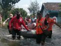 Ibu Hendak Melahirkan Dievakuasi di Tengah Kepungan Banjir