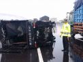 Selip saat Hujan Deras, Pikap Terbalik di Tol Gresik-Tandes