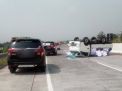 Pikap Bermuatan Kertas Terbalik di Tol Pandaan-Malang, Pengemudi Terluka