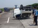 Pikap Terbalik di Tol Gempol, Muatan Lem Berhamburan ke Jalan