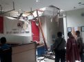 Pohon Tumbang Bikin Kantor BPR Rusak Berat