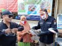 Polda Jatim Bagikan 5000 APD ke Pedagang dan Pengunjung Pasar