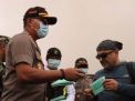 Gunung Bromo Semburkan Abu Vulkanik, Polisi-TNI Bagikan Masker Gratis