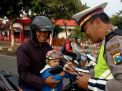 Taat Berlalu Lintas, Pengendara di Kota Blitar Dapat Hadiah Cokelat