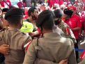 Saat Massa Pendukung Jago PDIP Memaksa Masuk Kantor KPU Surabaya