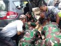 Ketika Para Prajurit TNI Menolong Korban Kecelakaan di Malang